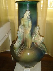 В зале керамики Музея народного творчества представлена керамическая напольная ваза, созданная пензенским скульптором Борисом Георгиевичем Нестеровым