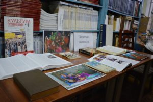 21 декабря в библиотеке краеведческого музея открылась выставка «Золотые мониста», посвящённая цыганскому народу