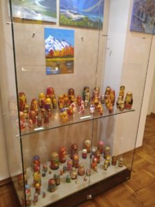 Сегодня, 5 марта, накануне Международного женского дня, в музее И. Н. Ульянова открылась уникальная выставка «Деревянные красавицы Галины Михотиной»