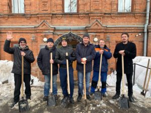 Сотрудники Пензенского краеведческого музея провели уборку территории, очистили дорожки музея от снега и льда