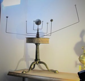 В нашем музее И.Н.Ульянова на экспозиции «И.Н.Ульянов и его пензенское окружение» есть модель оррери и модель зеркального телескопа