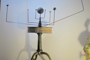 В нашем музее И.Н.Ульянова на экспозиции «И.Н.Ульянов и его пензенское окружение» есть модель оррери и модель зеркального телескопа