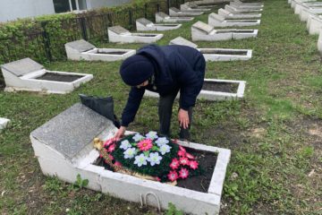 Сотрудники Пензенского краеведческого музей возложили венки на могилы погибшим воинам на Мироносицком кладбище Пензы