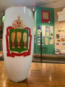 18 мая в честь Международного дня музеев Законодательное собрание Пензенской области в лице председателя Валерия Лидина преподнесло в дар Пензенскому краеведческому музею стеклянную вазу