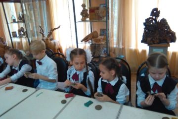 В музее народного творчества прошёл мастер-класс по изготовлению глиняной игрушки «Курочка по зёрнышку»