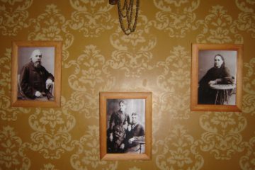 Осматривая экспозицию «Мемориальный кабинет владельца усадьбы С.Л. Тюрина», посетители Музея народного творчества обращают внимание на украшающие зал старинные фотографии