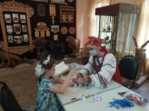Музей народного творчества в рамках программы «Клуб выходного дня» знакомит участников мастер-класса с изготовлением традиционных народных кукол
