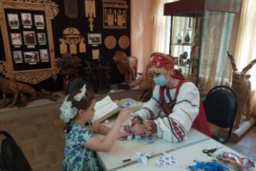 Музей народного творчества в рамках программы «Клуб выходного дня» знакомит участников мастер-класса с изготовлением традиционных народных кукол