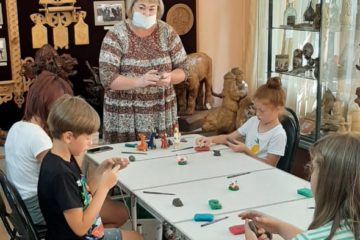 В рамках программы «Клуб выходного дня» в музее народного творчества прошёл мастер-класс по изготовлению глиняной игрушки