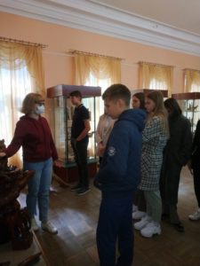В музее народного творчества прошла экскурсия для учащихся школы «Академия Ростум»