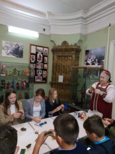 Сотрудники музея народного творчества провели мастер-класс по керамике для учащихся школы «Академия Ростум»