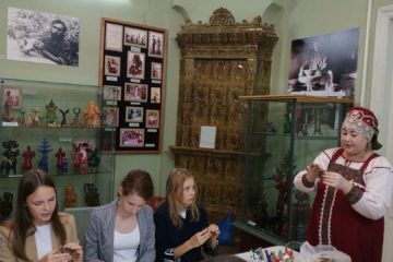 Сотрудники музея народного творчества провели мастер-класс по керамике для учащихся школы «Академия Ростум»