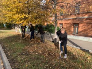 1 октября 2021 года сотрудники Пензенского краеведческого музея дружно вышли на субботник, чтобы провести уборку территории
