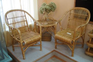 Кресла, сплетённые вручную из ивового прута, в музее народного творчества