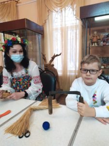 В День защитника Отечества в Музее народного творчества прошел мастер — класс по изготовлению игрушки из лыка «Воин»