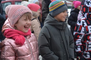 Говорят в народе, что к пятнице и субботе Масленичной недели Зима стареет, настроение у неё портится